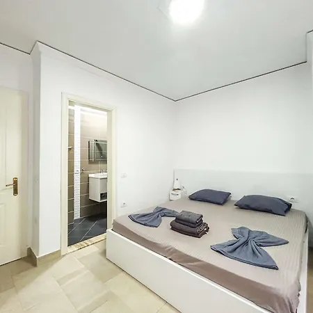 Riviera Glow B86 Apartman *