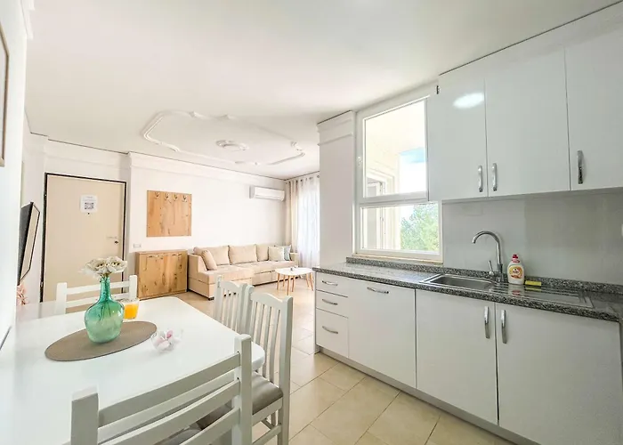 Riviera Glow B86 * Golem (Tirana)