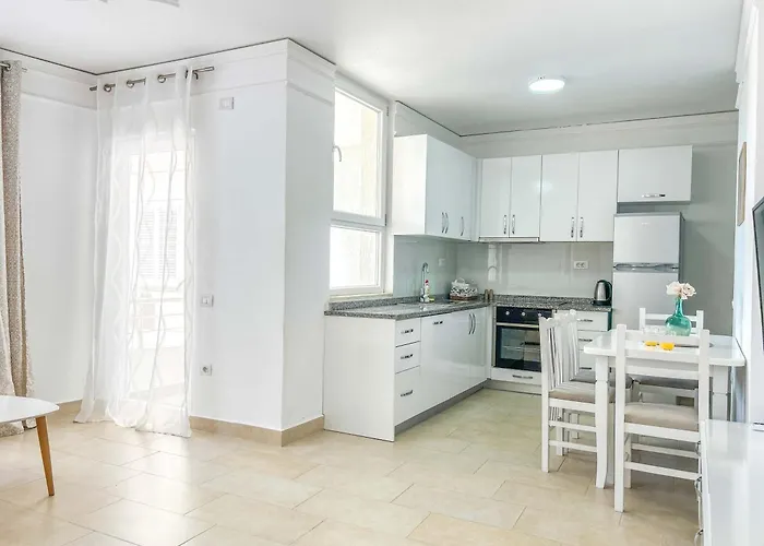 Riviera Glow B86 * Golem (Tirana)